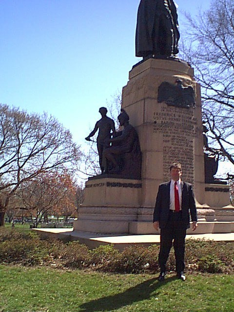 WhiteHStatueRS.jpg (109824 bytes)