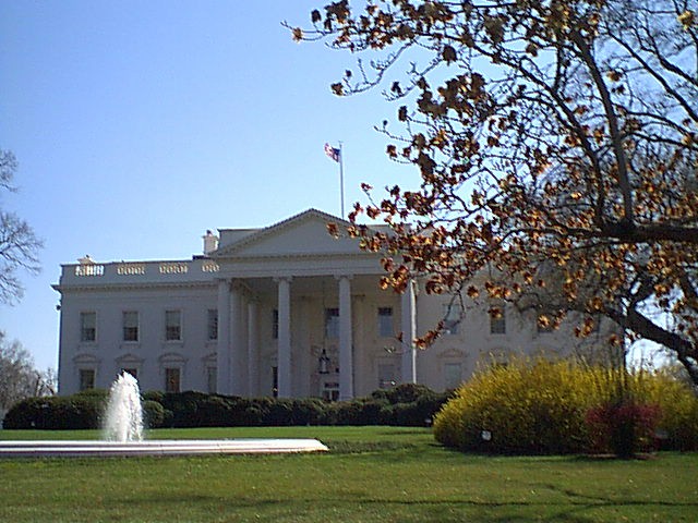 WhiteHouse2.jpg (111948 bytes)