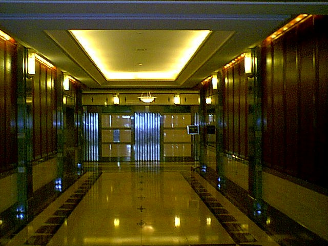 120018Lobby.jpg (93524 bytes)